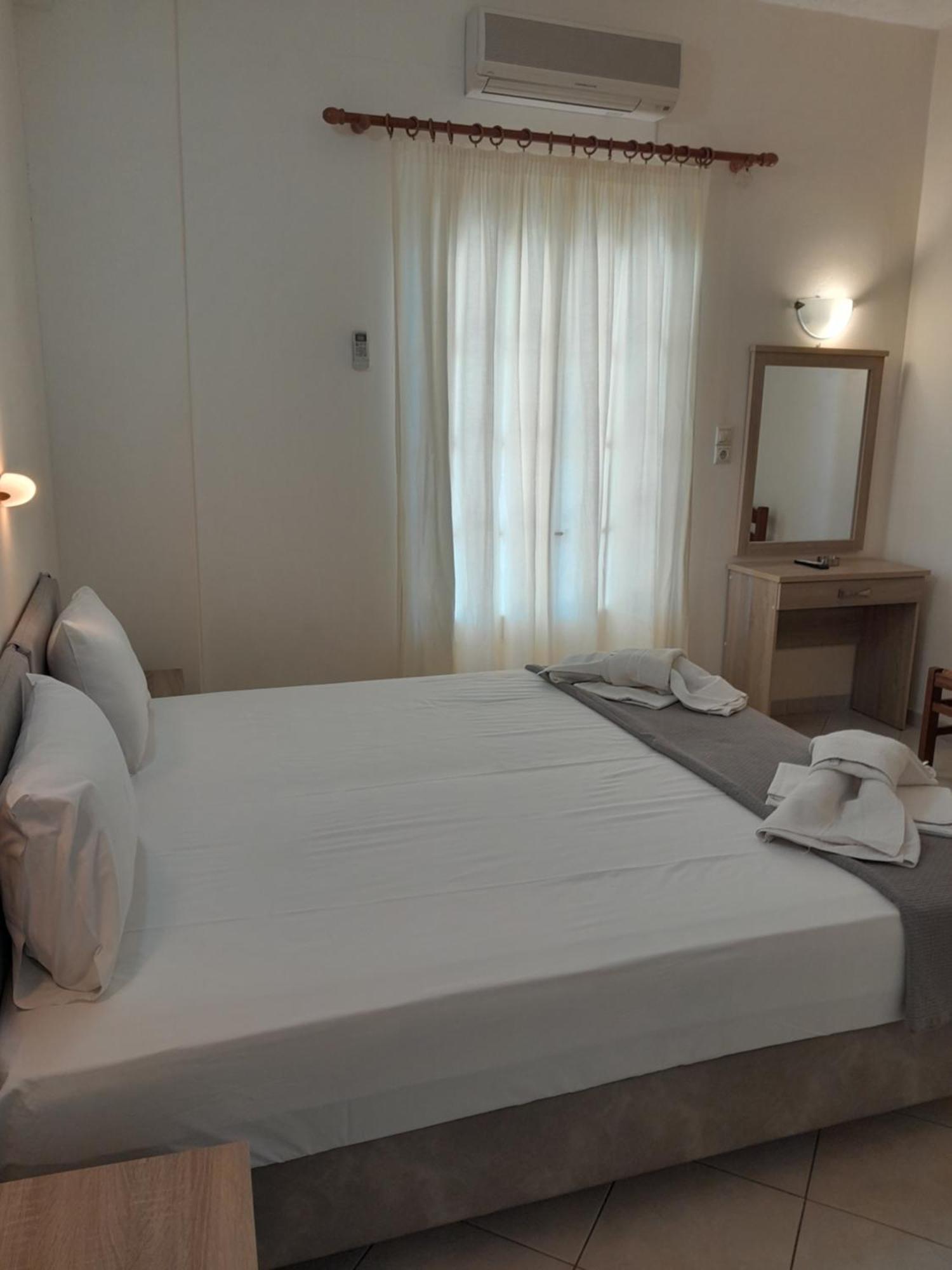 Barbara II Hotel Agia Marina  Buitenkant foto