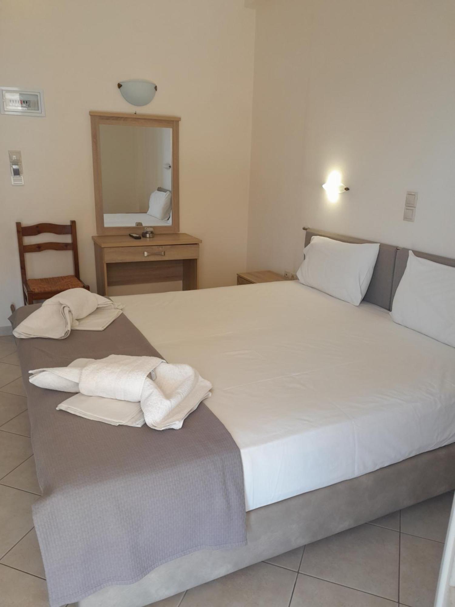 Barbara II Hotel Agia Marina  Buitenkant foto