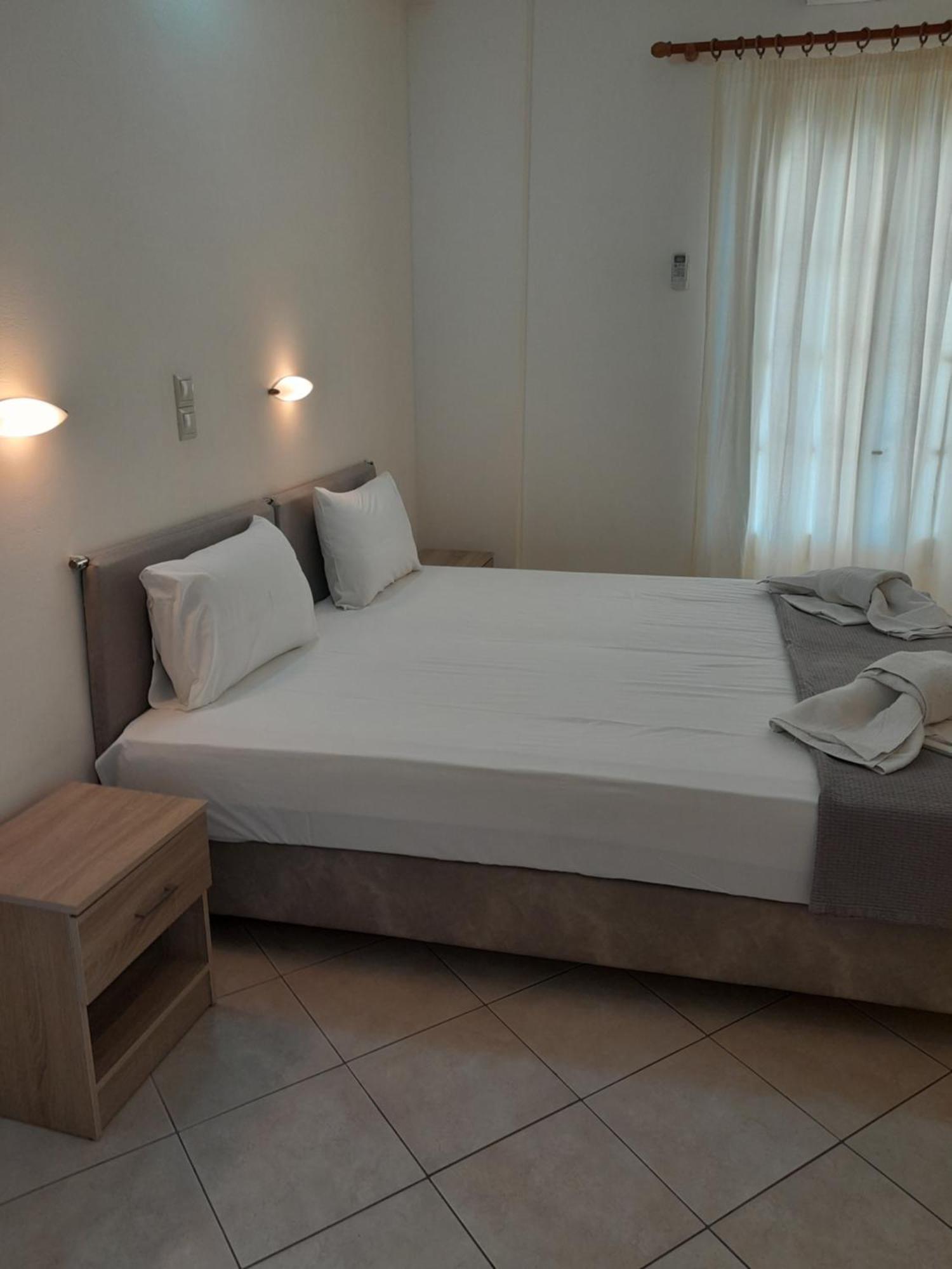 Barbara II Hotel Agia Marina  Buitenkant foto