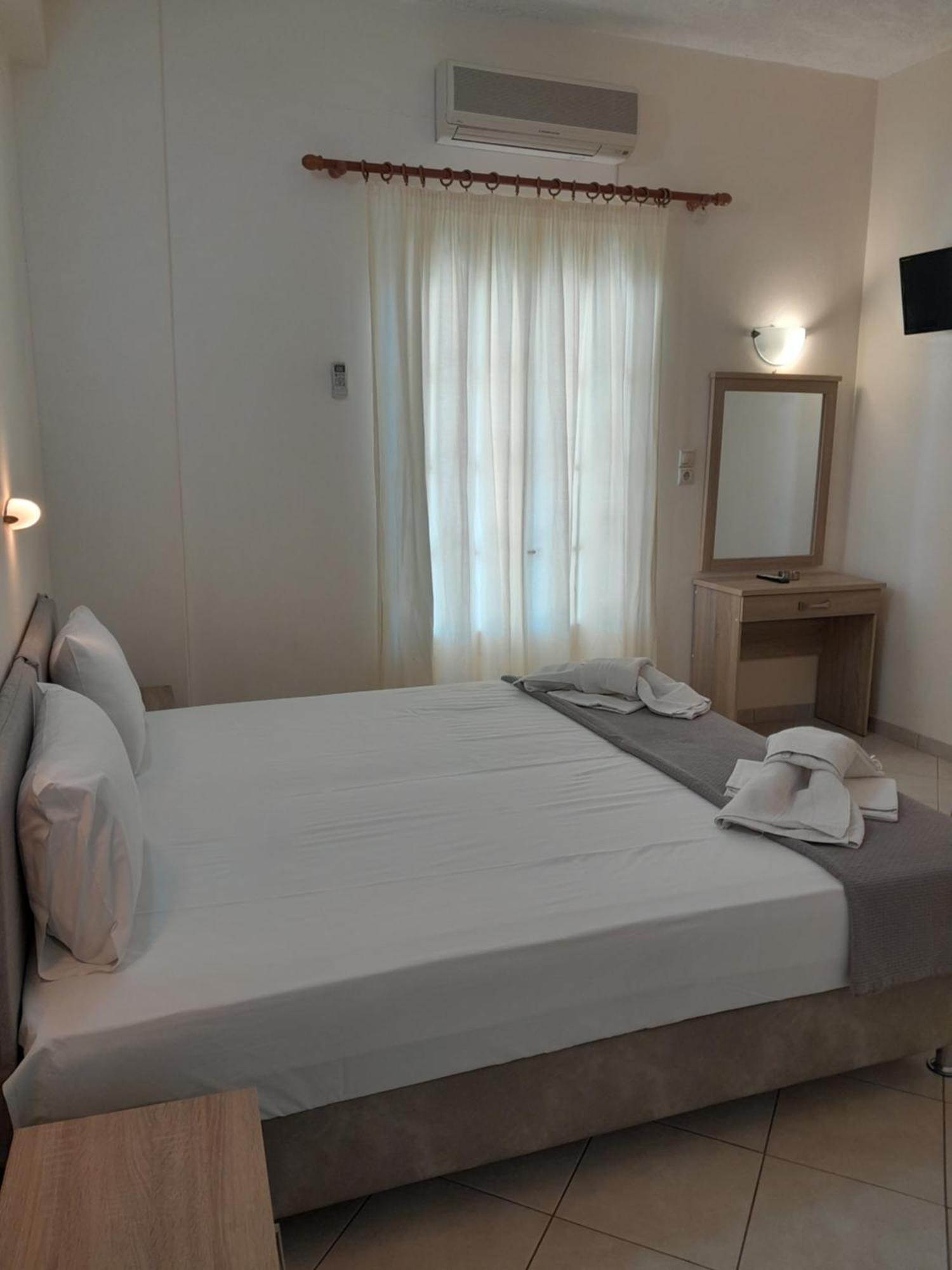 Barbara II Hotel Agia Marina  Buitenkant foto