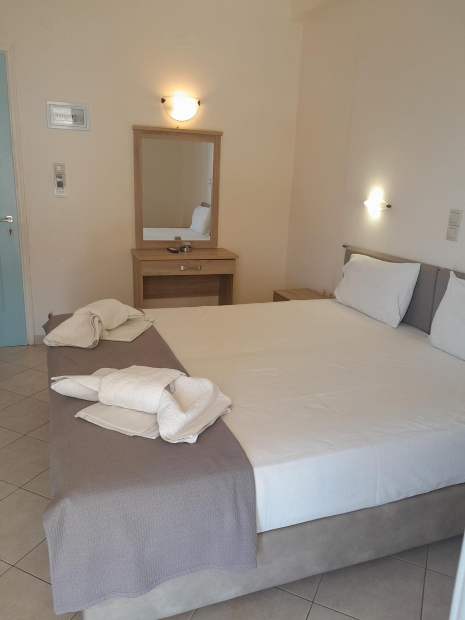 Barbara II Hotel Agia Marina  Buitenkant foto