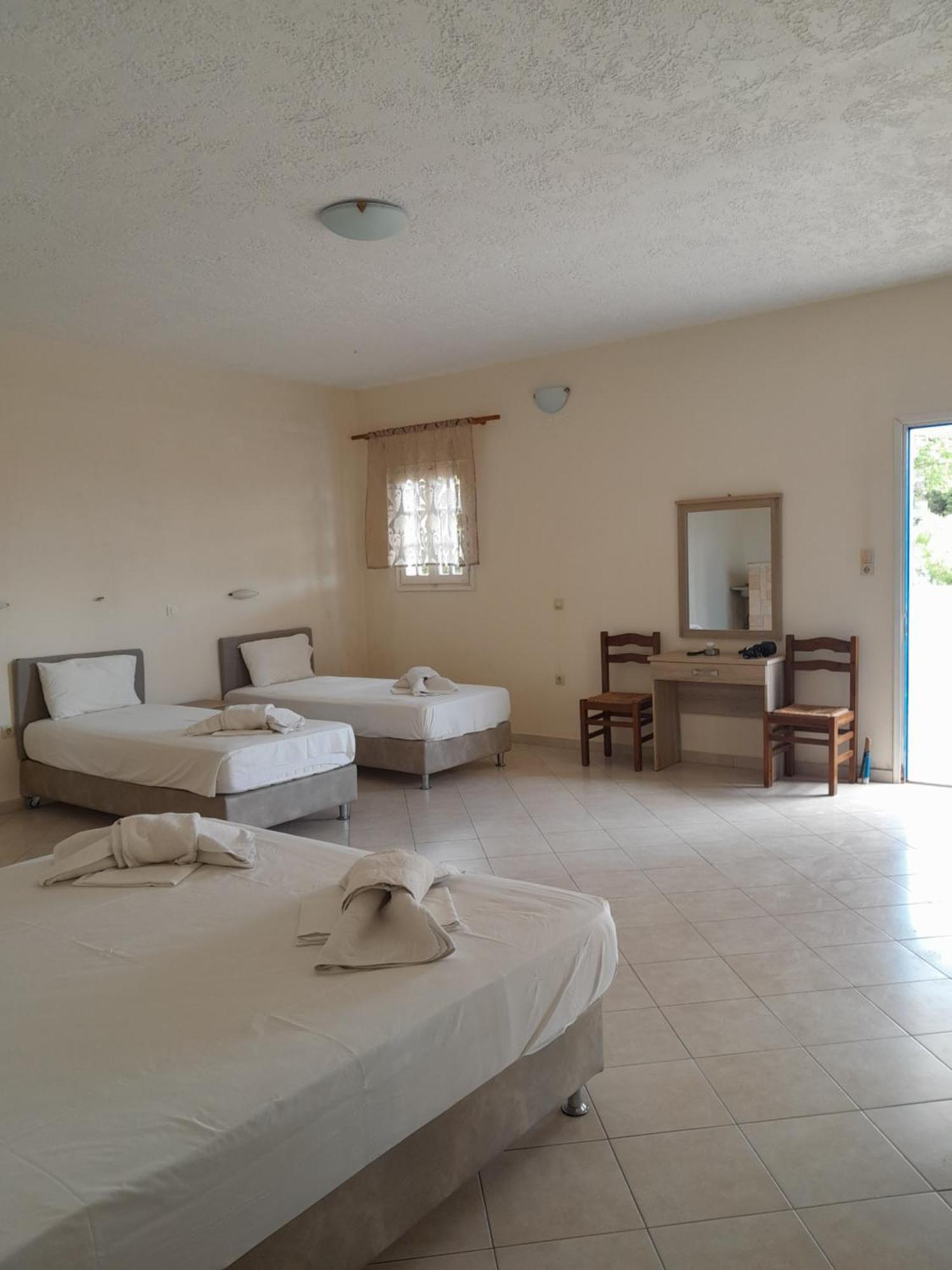 Barbara II Hotel Agia Marina  Buitenkant foto