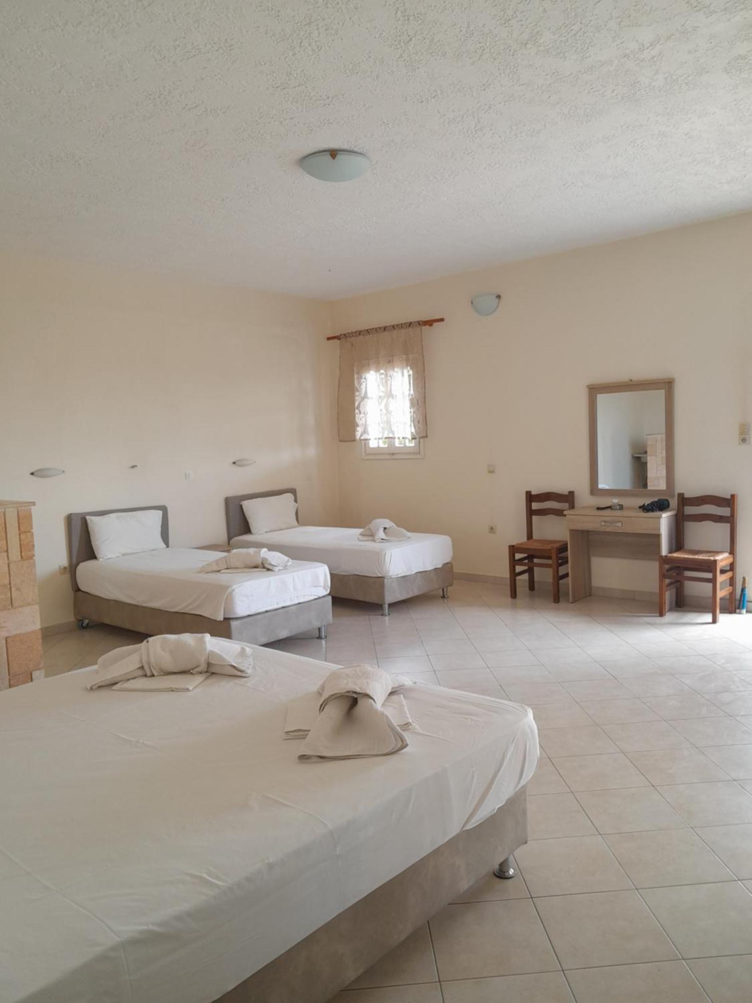 Barbara II Hotel Agia Marina  Buitenkant foto